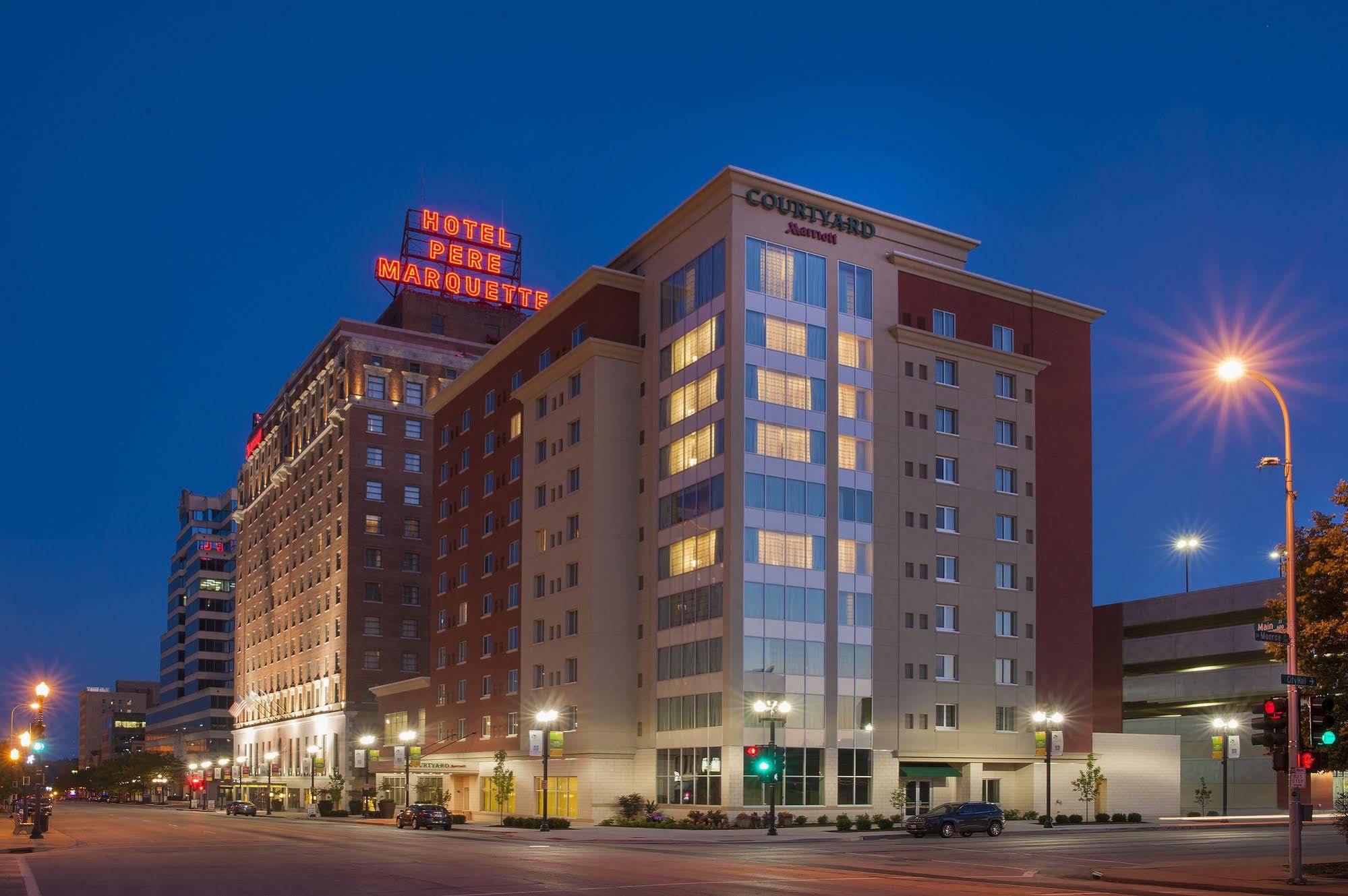 Courtyard Peoria Downtown Hotel Exterior photo